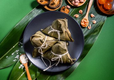 Kapat, kopya alanı, üst görünüm, düz yatıyordu. Duan Wu Festivali'nde ünlü asya çin lezzetli el yapımı gıda, piramidal malzemeler şeklinde buğulanmış pirinç köfte