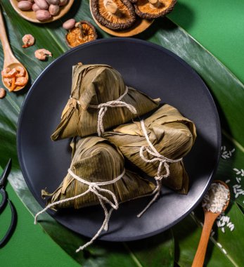 Kapat, kopya alanı, üst görünüm, düz yatıyordu. Duan Wu Festivali'nde ünlü asya çin lezzetli el yapımı gıda, piramidal malzemeler şeklinde buğulanmış pirinç köfte