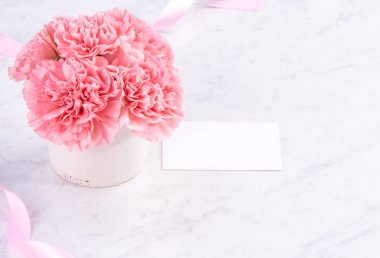 Alanı kopyala, kapat, alay et, yolu kırp. Anneler günü ifade konsept tasarımı. Parlak mermer arka plan üzerinde izole güzel taze çiçekbebek pembe renk karanfiller.