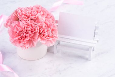 Alanı kopyala, kapat, alay et, yolu kırp. Anneler günü ifade konsept tasarımı. Parlak mermer arka plan üzerinde izole güzel taze çiçekbebek pembe renk karanfiller.