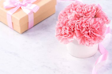 Alanı kopyala, kapat, alay et, yolu kırp. Anneler günü ifade konsept tasarımı. Parlak mermer arka plan üzerinde izole güzel taze çiçekbebek pembe renk karanfiller.