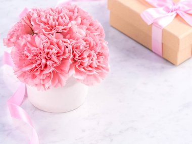 Alanı kopyala, kapat, alay et, yolu kırp. Anneler günü ifade konsept tasarımı. Parlak mermer arka plan üzerinde izole güzel taze çiçekbebek pembe renk karanfiller.