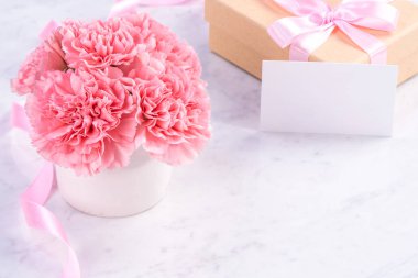 Alanı kopyala, kapat, alay et, yolu kırp. Anneler günü ifade konsept tasarımı. Parlak mermer arka plan üzerinde izole güzel taze çiçekbebek pembe renk karanfiller.