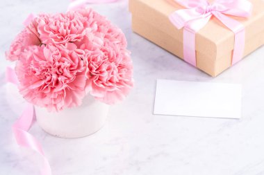 Alanı kopyala, kapat, alay et, yolu kırp. Anneler günü ifade konsept tasarımı. Parlak mermer arka plan üzerinde izole güzel taze çiçekbebek pembe renk karanfiller.