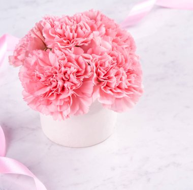 Alanı kopyala, kapat, alay et, yolu kırp. Anneler günü ifade konsept tasarımı. Parlak mermer arka plan üzerinde izole güzel taze çiçekbebek pembe renk karanfiller.