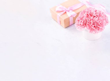 Alanı kopyala, kapat, alay et, yolu kırp. Anneler günü ifade konsept tasarımı. Parlak mermer arka plan üzerinde izole güzel taze çiçekbebek pembe renk karanfiller.