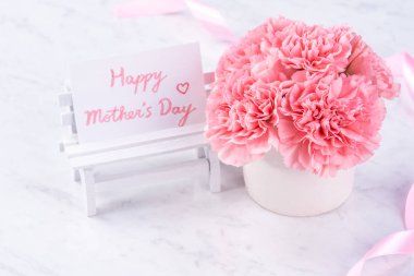 Alanı kopyala, kapat, alay et, yolu kırp. Anneler günü ifade konsept tasarımı. Parlak mermer arka plan üzerinde izole güzel taze çiçekbebek pembe renk karanfiller.