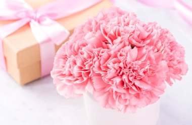 Alanı kopyala, kapat, alay et, yolu kırp. Anneler günü ifade konsept tasarımı. Parlak mermer arka plan üzerinde izole güzel taze çiçekbebek pembe renk karanfiller.