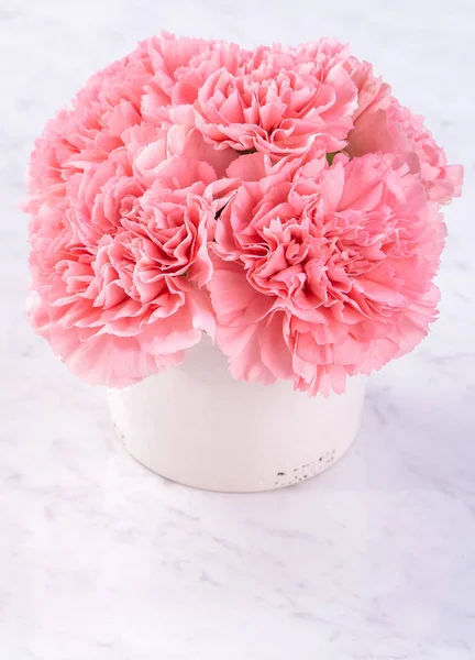 Alanı kopyala, kapat, alay et, yolu kırp. Anneler günü ifade konsept tasarımı. Parlak mermer arka plan üzerinde izole güzel taze çiçekbebek pembe renk karanfiller.