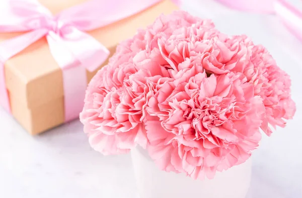 Alanı kopyala, kapat, alay et, yolu kırp. Anneler günü ifade konsept tasarımı. Parlak mermer arka plan üzerinde izole güzel taze çiçekbebek pembe renk karanfiller.