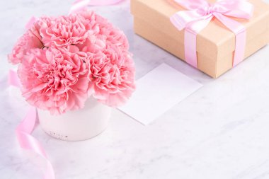 Alanı kopyala, kapat, alay et, yolu kırp. Anneler günü ifade konsept tasarımı. Parlak mermer arka plan üzerinde izole güzel taze çiçekbebek pembe renk karanfiller.