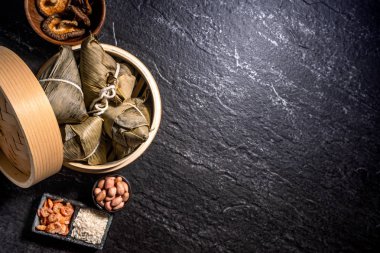 Kapat, kopya alanı, üst görünüm, düz yatıyordu. Duan Wu olay ünlü asya çin lezzetli el yapımı gıda, siyah kayrak üzerinde piramit madde şeklinde buğulanmış pirinç köfte