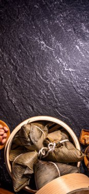 Kapat, kopya alanı, üst görünüm, düz yatıyordu. Duan Wu olay ünlü asya çin lezzetli el yapımı gıda, siyah kayrak üzerinde piramit madde şeklinde buğulanmış pirinç köfte