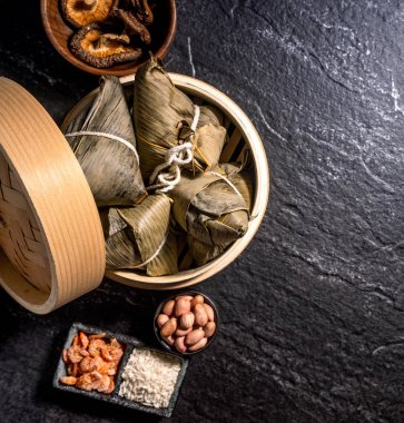 Kapat, kopya alanı, üst görünüm, düz yatıyordu. Duan Wu olay ünlü asya çin lezzetli el yapımı gıda, siyah kayrak üzerinde piramit madde şeklinde buğulanmış pirinç köfte