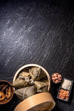 Kapat, kopya alanı, üst görünüm, düz yatıyordu. Duan Wu olay ünlü asya çin lezzetli el yapımı gıda, siyah kayrak üzerinde piramit madde şeklinde buğulanmış pirinç köfte