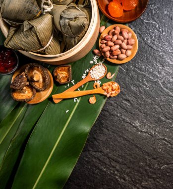 Kapat, kopya alanı, üst görünüm, düz yatıyordu. Duan Wu olay ünlü asya çin lezzetli el yapımı gıda, siyah kayrak üzerinde piramit madde şeklinde buğulanmış pirinç köfte