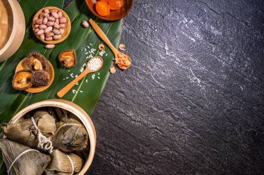 Kapat, kopya alanı, üst görünüm, düz yatıyordu. Duan Wu olay ünlü asya çin lezzetli el yapımı gıda, siyah kayrak üzerinde piramit madde şeklinde buğulanmış pirinç köfte