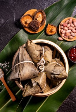 Kapat, kopya alanı, üst görünüm, düz yatıyordu. Duan Wu olay ünlü asya çin lezzetli el yapımı gıda, siyah kayrak üzerinde piramit madde şeklinde buğulanmış pirinç köfte