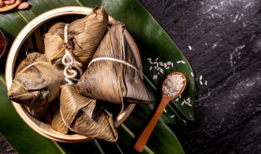 Kapat, kopya alanı, üst görünüm, düz yatıyordu. Duan Wu olay ünlü asya çin lezzetli el yapımı gıda, siyah kayrak üzerinde piramit madde şeklinde buğulanmış pirinç köfte