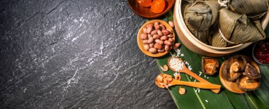 Kapat, kopya alanı, üst görünüm, düz yatıyordu. Duan Wu olay ünlü asya çin lezzetli el yapımı gıda, siyah kayrak üzerinde piramit madde şeklinde buğulanmış pirinç köfte