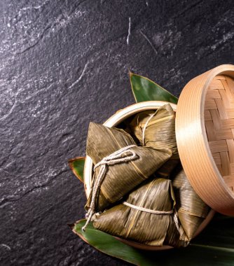 Kapat, kopya alanı, üst görünüm, düz yatıyordu. Duan Wu olay ünlü asya çin lezzetli el yapımı gıda, siyah kayrak üzerinde piramit madde şeklinde buğulanmış pirinç köfte