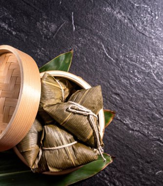 Kapat, kopya alanı, üst görünüm, düz yatıyordu. Duan Wu olay ünlü asya çin lezzetli el yapımı gıda, siyah kayrak üzerinde piramit madde şeklinde buğulanmış pirinç köfte