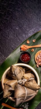 Kapat, kopya alanı, üst görünüm, düz yatıyordu. Duan Wu olay ünlü asya çin lezzetli el yapımı gıda, siyah kayrak üzerinde piramit madde şeklinde buğulanmış pirinç köfte