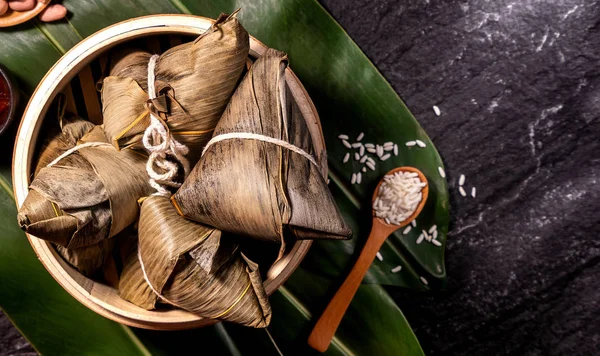 Kapat, kopya alanı, üst görünüm, düz yatıyordu. Duan Wu olay ünlü asya çin lezzetli el yapımı gıda, siyah kayrak üzerinde piramit madde şeklinde buğulanmış pirinç köfte