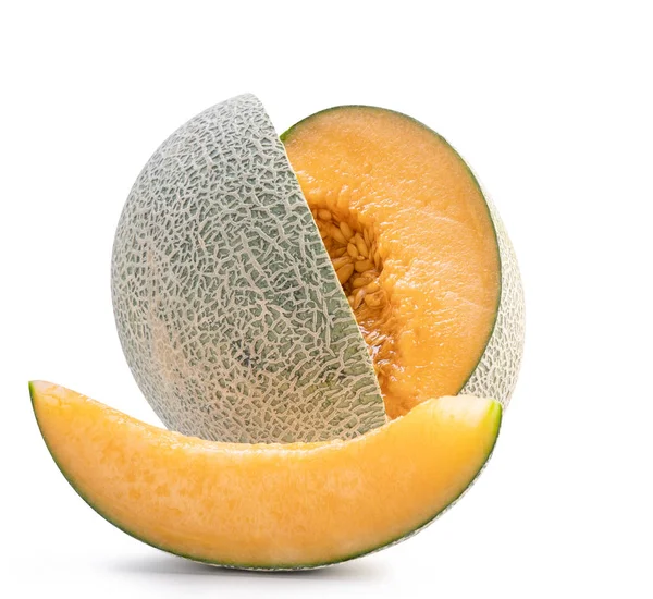 Cantaloupe en rodajas - Primer plano, camino de recorte, cortado. Hermosa fruta de melón melón de roca madura fresca sabrosa con semillas aisladas sobre fondo blanco . — Foto de Stock
