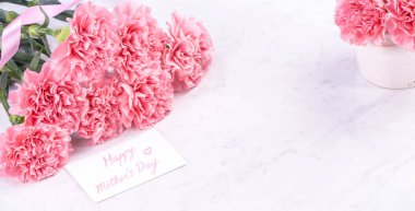 Tasarım konsepti - Mermer beyaz arka plan üzerinde karanfil Güzel demet, üst görünüm, kopya alanı, yakın, alay. Anneler günü hediye fikir ilham.