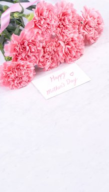 Tasarım konsepti - Mermer beyaz arka plan üzerinde karanfil Güzel demet, üst görünüm, kopya alanı, yakın, alay. Anneler günü hediye fikir ilham.