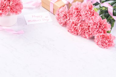 Tasarım konsepti - Mermer beyaz arka plan üzerinde karanfil Güzel demet, üst görünüm, kopya alanı, yakın, alay. Anneler günü hediye fikir ilham.