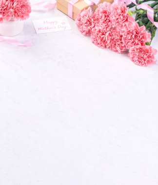 Tasarım konsepti - Mermer beyaz arka plan üzerinde karanfil Güzel demet, üst görünüm, kopya alanı, yakın, alay. Anneler günü hediye fikir ilham.