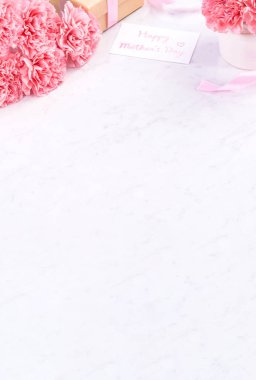 Tasarım konsepti - Mermer beyaz arka plan üzerinde karanfil Güzel demet, üst görünüm, kopya alanı, yakın, alay. Anneler günü hediye fikir ilham.