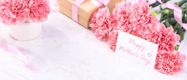 Tasarım konsepti - Mermer beyaz arka plan üzerinde karanfil Güzel demet, üst görünüm, kopya alanı, yakın, alay. Anneler günü hediye fikir ilham.