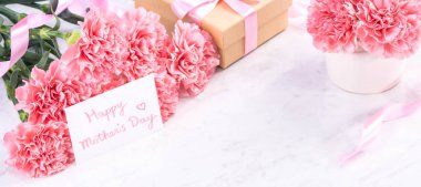 Tasarım konsepti - Mermer beyaz arka plan üzerinde karanfil Güzel demet, üst görünüm, kopya alanı, yakın, alay. Anneler günü hediye fikir ilham.