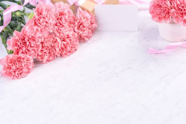 Tasarım konsepti - Mermer beyaz arka plan üzerinde karanfil Güzel demet, üst görünüm, kopya alanı, yakın, alay. Anneler günü hediye fikir ilham.