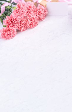 Tasarım konsepti - Mermer beyaz arka plan üzerinde karanfil Güzel demet, üst görünüm, kopya alanı, yakın, alay. Anneler günü hediye fikir ilham.