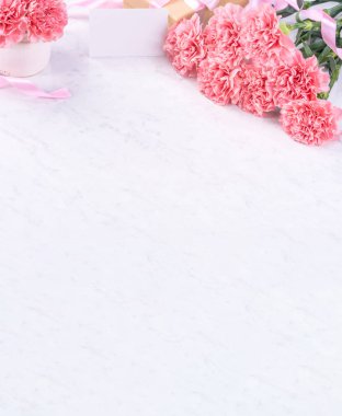 Tasarım konsepti - Mermer beyaz arka plan üzerinde karanfil Güzel demet, üst görünüm, kopya alanı, yakın, alay. Anneler günü hediye fikir ilham.