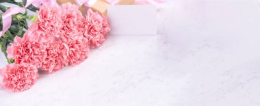 Tasarım konsepti - Mermer beyaz arka plan üzerinde karanfil Güzel demet, üst görünüm, kopya alanı, yakın, alay. Anneler günü hediye fikir ilham.