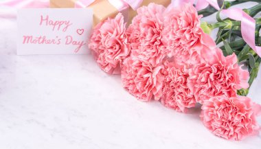 Tasarım konsepti - Mermer beyaz arka plan üzerinde karanfil Güzel demet, üst görünüm, kopya alanı, yakın, alay. Anneler günü hediye fikir ilham.