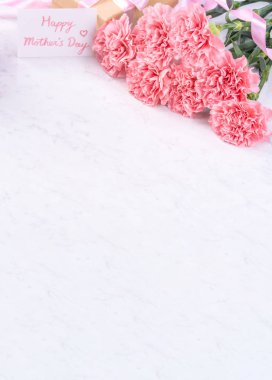 Tasarım konsepti - Mermer beyaz arka plan üzerinde karanfil Güzel demet, üst görünüm, kopya alanı, yakın, alay. Anneler günü hediye fikir ilham.