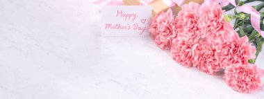 Tasarım konsepti - Mermer beyaz arka plan üzerinde karanfil Güzel demet, üst görünüm, kopya alanı, yakın, alay. Anneler günü hediye fikir ilham.