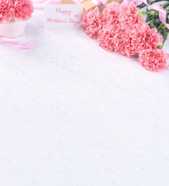 Tasarım konsepti - Mermer beyaz arka plan üzerinde karanfil Güzel demet, üst görünüm, kopya alanı, yakın, alay. Anneler günü hediye fikir ilham.