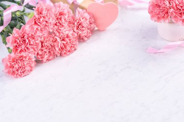 Tasarım konsepti - Mermer beyaz arka plan üzerinde karanfil Güzel demet, üst görünüm, kopya alanı, yakın, alay. Anneler günü hediye fikir ilham.