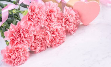 Tasarım konsepti - Mermer beyaz arka plan üzerinde karanfil Güzel demet, üst görünüm, kopya alanı, yakın, alay. Anneler günü hediye fikir ilham.