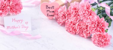 Tasarım konsepti - Mermer beyaz arka plan üzerinde karanfil Güzel demet, üst görünüm, kopya alanı, yakın, alay. Anneler günü hediye fikir ilham.