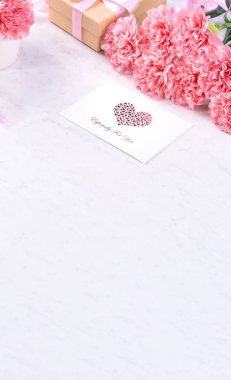 Tasarım konsepti - Mermer beyaz arka plan üzerinde karanfil Güzel demet, üst görünüm, kopya alanı, yakın, alay. Anneler günü hediye fikir ilham.