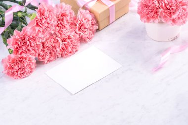 Tasarım konsepti - Mermer beyaz arka plan üzerinde karanfil Güzel demet, üst görünüm, kopya alanı, yakın, alay. Anneler günü hediye fikir ilham.