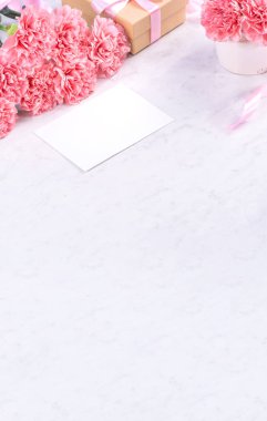 Tasarım konsepti - Mermer beyaz arka plan üzerinde karanfil Güzel demet, üst görünüm, kopya alanı, yakın, alay. Anneler günü hediye fikir ilham.